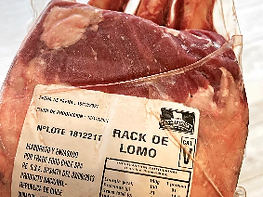 Rack de lomo envasado al vacío con etiqueta