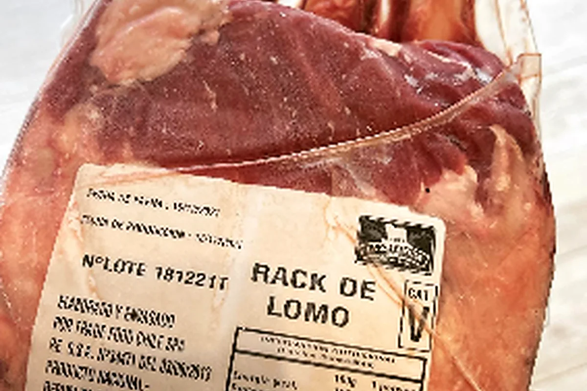 Rack de lomo envasado al vacío con etiqueta de Punta de Lomo